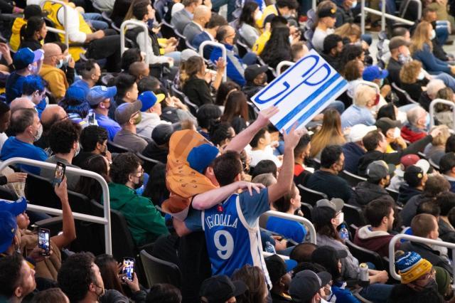 旺财28官方网站-【现场】与球迷相互依偎 坚固纽带让勇士继续高歌