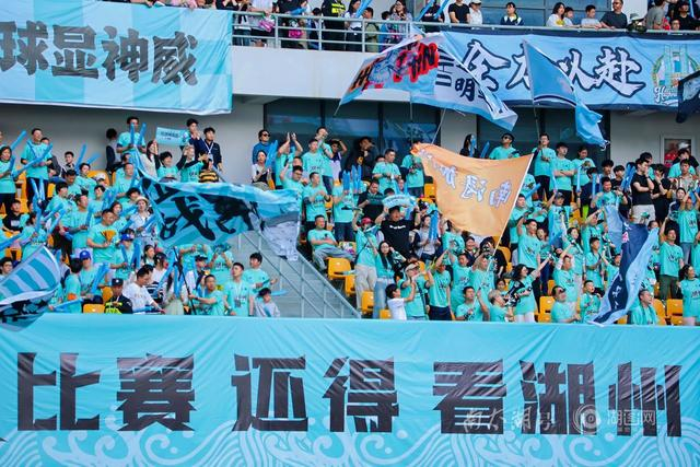 21635人的心跳，与湖州队同频——“吴越杯”湖州主场首战侧记|杭州|浙江省城市足球联赛|球迷|看台|折页_新浪体育_新浪新闻