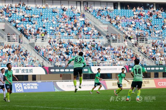 21635人的心跳，与湖州队同频——“吴越杯”湖州主场首战侧记|杭州|浙江省城市足球联赛|球迷|看台|折页_新浪体育_新浪新闻