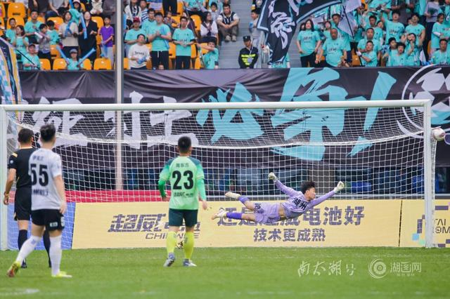 21635人的心跳，与湖州队同频——“吴越杯”湖州主场首战侧记|杭州|浙江省城市足球联赛|球迷|看台|折页_新浪体育_新浪新闻